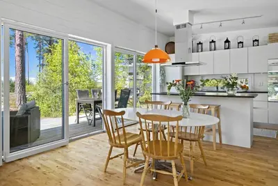 Image de Cottage moderne dans l'archipel avec jacuzzi à Timrarön