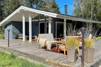 Image de Maison de vacances colorée près d'un ponton de baignade et d'une ville portuaire