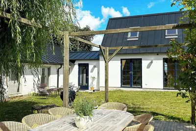 Image de Grande maison ouverte avec vue sur la mer à Österlen