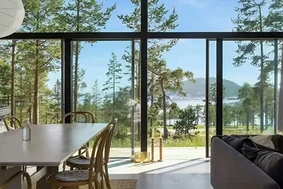 Image de Villa conçue par un architecte près d'une plage rocheuse sur la Côte-Haute
