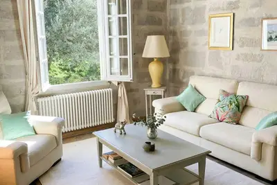 Image de Maison conventuelle médiévale dans un village provençal