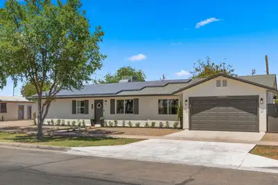 Image de Page House: 1675sqft House in the Og Gilbert Townsite, Walk to All of Dt Gilbert