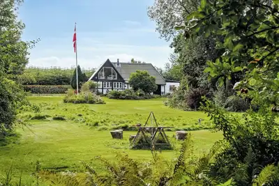Image de Maison à colombages avec lumière et jardin idyllique