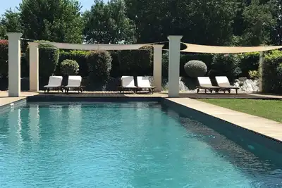 Image de Ancien hôtel devenu gîte de charme avec piscine