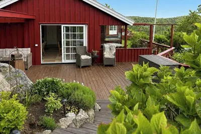 Image de Chalet avec un jardin luxuriant et un ponton commun près de Mandal