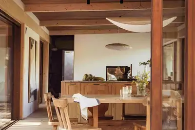 Image de Maison en pin conçue par un architecte dans l'archipel suédois