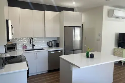 Image de New & Stylish Carriage House in the Heart of town!