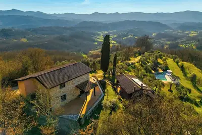 Image de Vous profiterez d'une villa panoramique avec piscine en Lunigiana.