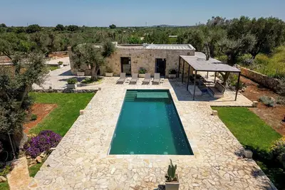 Image de Lamia traditionnelle avec piscine d'eau salée à Ostuni