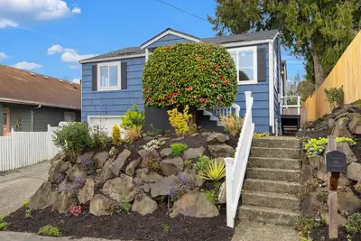 Image de Seattle World Cup Stay: 3br Home with close Light Rail, Yard, and Parking