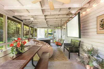 Image de Peaceful 3-bedroom house with Outdoor Projector + Fire Pit in charming Decatur