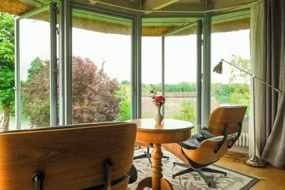 Image de Appartement dans une maison en chaume avec accès privé au lac