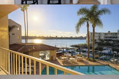 Image de Life on the lagoon! newly renovated 2 bed 2 bath with amazing ocean view!