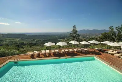Image de Appartement avec piscine et à quelques pas d'un restaurant.