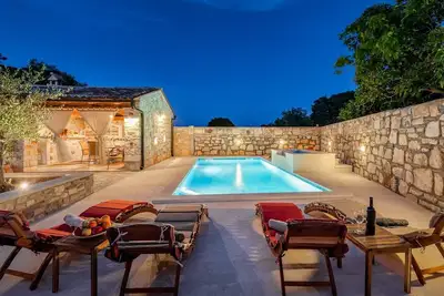 Image de Maison pour la famille avec la piscine Marcana (K-26951)