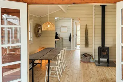 Image de Charmante cabane en bois rond à proximité de l'eau et de Hou