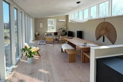 Image de Maison moderne située sur un magnifique terrain naturel, à deux pas de la forêt