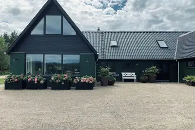 Image de Æblegården avec lac privé près de la forêt de Bidstrup