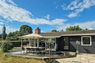 Image de Maison de vacances avec grand canoë au bord du lac Sminge Sø