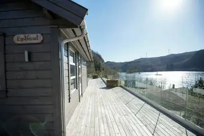 Image de Cabane spacieuse avec vue sur le lac Åvesdalsvannet