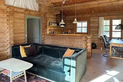 Image de Cabane en rondins située à seulement 250 m de la mer, à proximité d'une forêt et d'une plantation de bruyère.
