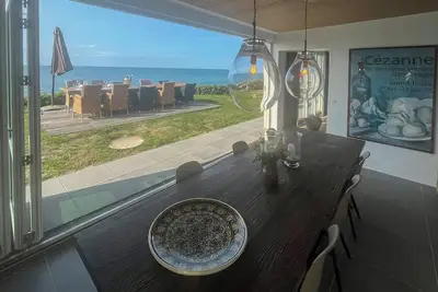 Image de Maison de plage moderne avec vue imprenable sur la mer