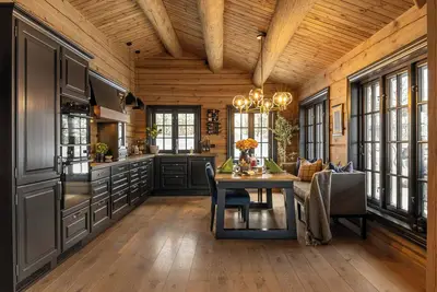 Image de Cabane en rondins moderne avec jacuzzi et sauna