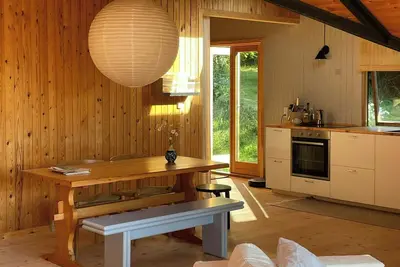 Image de Maison de vacances moderne des années 80 avec jardin sauvage