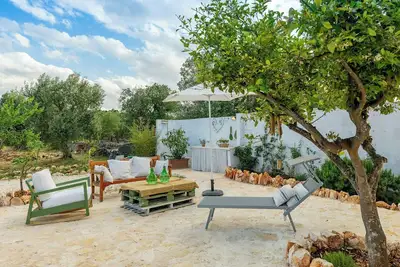 Image de Ferme en pierre parmi les oliviers près d'Ostuni