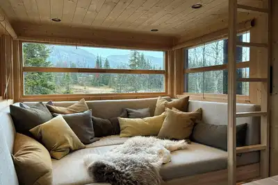 Image de Cabane de pêche avec vue sur les marais et les montagnes enneigées