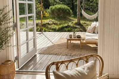 Image de Maison en bois noir dans un environnement pittoresque