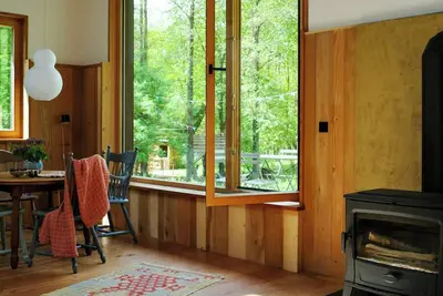 Image de Une cabane en bois réaménagée avec créativité au cœur de la forêt