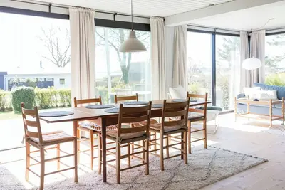 Image de Maison en bois rénovée près d'une plage accueillante pour les enfants