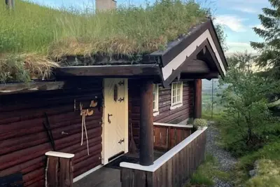 Image de Cabane de montagne accueillante et magique avec des sentiers de randonnée