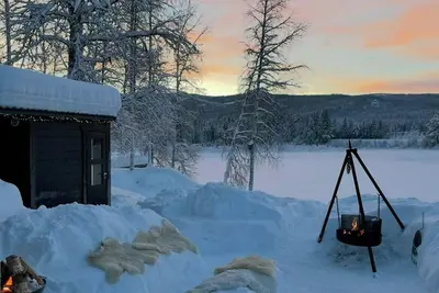 Image de Maison moderne avec vue sur le fleuve près d'Opphus