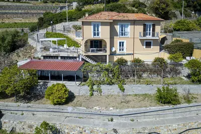 Image de Spacious villa with sea views