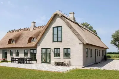Image de Une atmosphère rurale dans une maison au toit de chaume