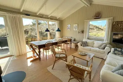 Image de Une charmante maison de vacances nichée au cœur de dunes couvertes de bruyère