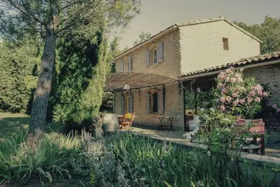 Image de Villa en pierre avec sauna dans les arbres dans le Luberon