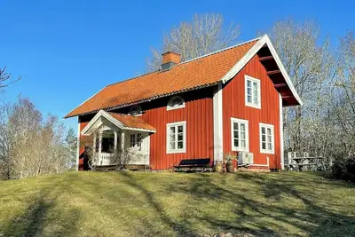Image de Ferme du XIXe siècle avec lac privé pour la baignade dans le Småland