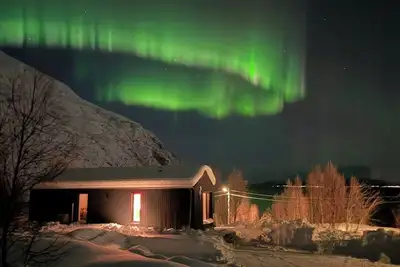 Image de Cabane pour observer les aurores boréales dans les Alpes de Lyngen, au bord du fjord