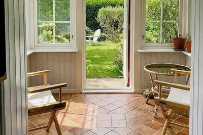 Image de Charmante maison de la rue Scanian avec jardin idyllique