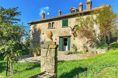 Image de Maison avec piscine au milieu de chênes centenaires dans la Tuscia