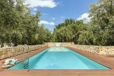 Image de Villa design avec piscine panoramique et oliviers
