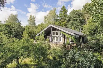 Image de Franchissez le portail du jardin et sentez la paix au milieu de la forêt