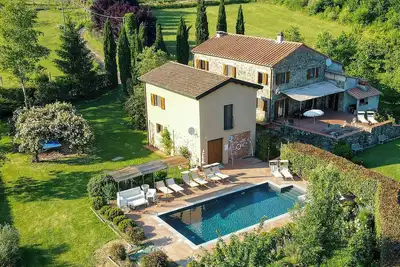Image de Ferme toscane entre le fleuve et les Alpes Apuanes