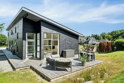 Image de Jolie maison de vacances près de la forêt et de la plage à Havhusene