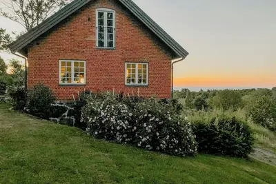 Image de Maison centenaire avec vue sur la mer à Södra Mellby