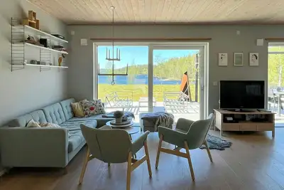 Cabane avec coucher de soleil sur le lac Forsjön