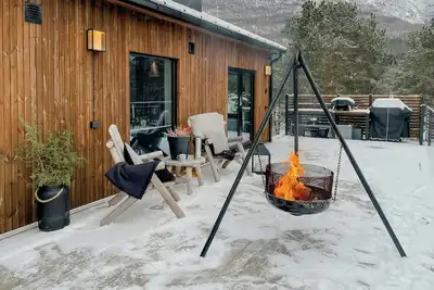 Image de Cabane moderne avec soleil de minuit à Skjomen
